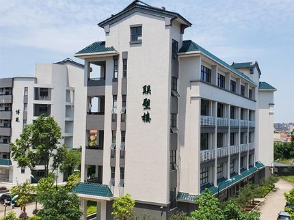 中国888集团捐赞助学，助力龙山中学焕发新辉
